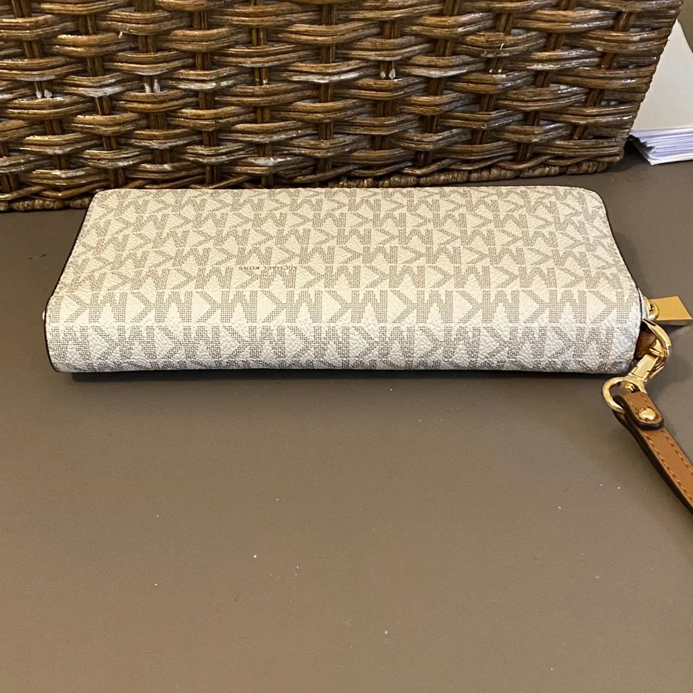 Michael Kors Signature Continental Wallet in Vanilla and Acorn - Picture 3 of 4